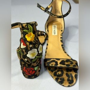 Steve Madden block heel cheetah with flowers women's Sz 8